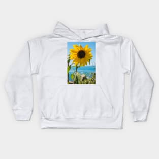 Sunflower field. Sunflower with blue sky and the sea in backgorund. Summer background, bright yellow sunflower over blue sky. Landscape with sunflower field over cloudy blue sky. Kids Hoodie